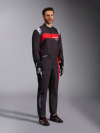 Mannequin homme portant la combinaison Alpinestars KMX-9 V3 Graphic 3, combinaison de karting, noir et rouge, avec épaulettes blanches et logo rouge sur la poitrine, gants de course noirs et chaussures à lacets rouges, équipement professionnel de sport automobile.