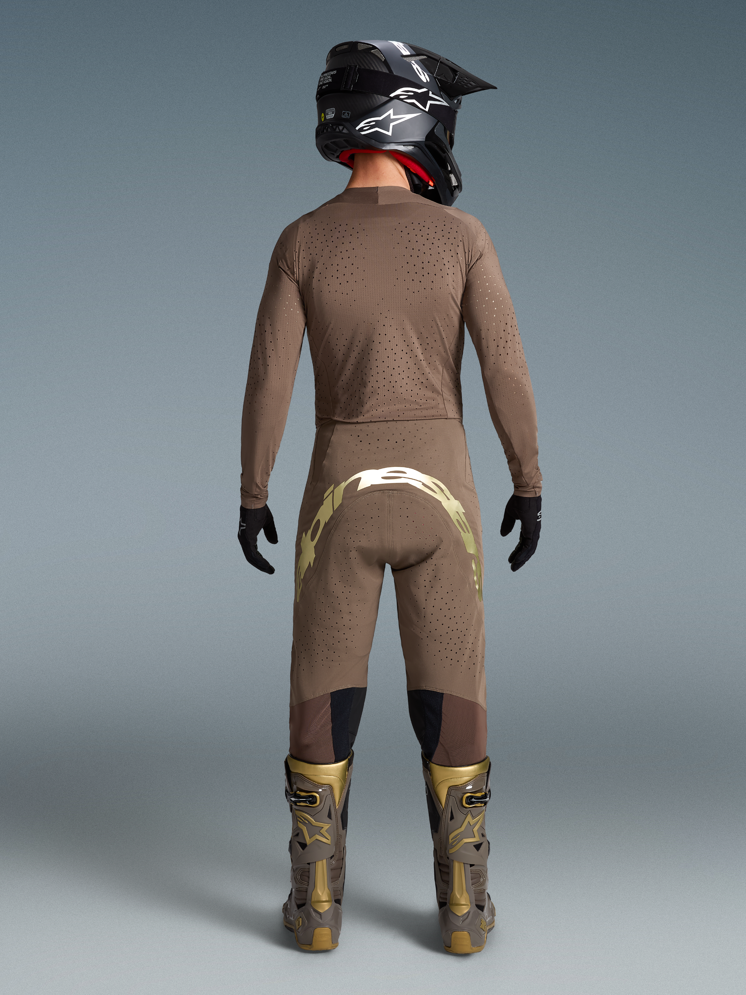 Tenue Alpinestars Supertech Air Gold édition limitée, ensemble motocross marron et doré, vue de dos, maillot ventilé.