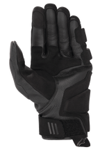 Gants en cuir Alpinestars Phenom, gants de moto, noirs, vue de la paume montrant la construction en cuir de chèvre renforcé, les zones d'atterrissage rembourrées et la manchette courte avec sangle de réglage au poignet et languette de tirage avec logo Alpinestars