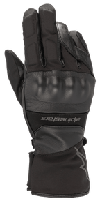 Alpinestars Range 2 In One GORE-TEX Glove avec technologie Goregrip, gant de moto noir, vue du dos de la main avec protection des articulations moulée, construction en cuir et textile, manchette longue avec marquage Alpinestars, équipement de touring aventure imperméable