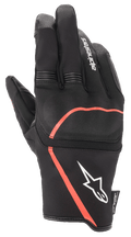 Gants Alpinestars Syncro V2 Drystar®, gants de moto urbains, noir avec accents rouge fluo, dotés d'une protection flexible des articulations, logo Alpinestars blanc sur la manchette et panneaux extensibles en accordéon sur les doigts, conception imperméable et respirante.