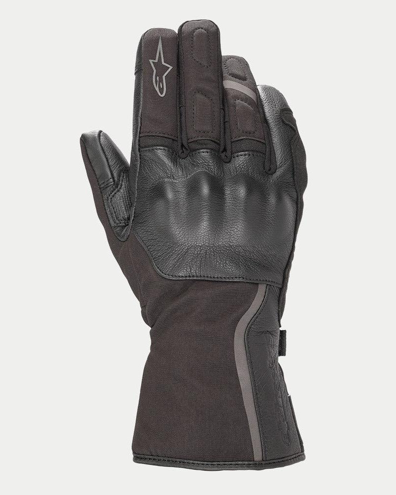 Gants Alpinestars Stella Tourer W-7 Drystar® pour femme, noir, gants de moto d'hiver à manchette longue avec construction en cuir et softshell, dotés d'une protection des articulations rigide recouverte de cuir, de détails argentés réfléchissants et du logo Alpinestars sur le doigt.
