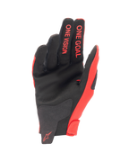 Gants Alpinestars Radar Junior 2024, gants de motocross, rouge Mars et noir, vue de la paume montrant la construction en daim synthétique, texte « ONE GOAL ONE VISION » sur les doigts, équipement de course tout-terrain léger