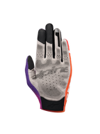 Alpinestars Sim Gloves Graphic 2, gants de SIM racing, orange, violet néon et blanc, vue de la paume montrant un tissu gris avec des points d'adhérence imprimés en 3D noirs, bouts des doigts compatibles avec les écrans tactiles et manchette courte pour une précision de course virtuelle