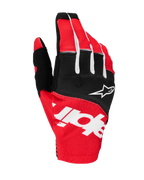 Gants Alpinestars Techstar 2025, gants de motocross, noir et rouge vif avec accents blancs, marquage Alpinestars sublimé sur le dos de la main et logo étoile sur les articulations, tissu extensible durable pour la course tout-terrain