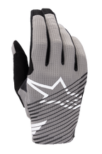Gants Alpinestars Radar Pro 2025, gants de motocross, gris avec accents noirs et blancs, dotés d'un dos en mesh extensible 4 directions respirant, logo étoile blanc, design à rayures diagonales noires, style de course performant minimaliste