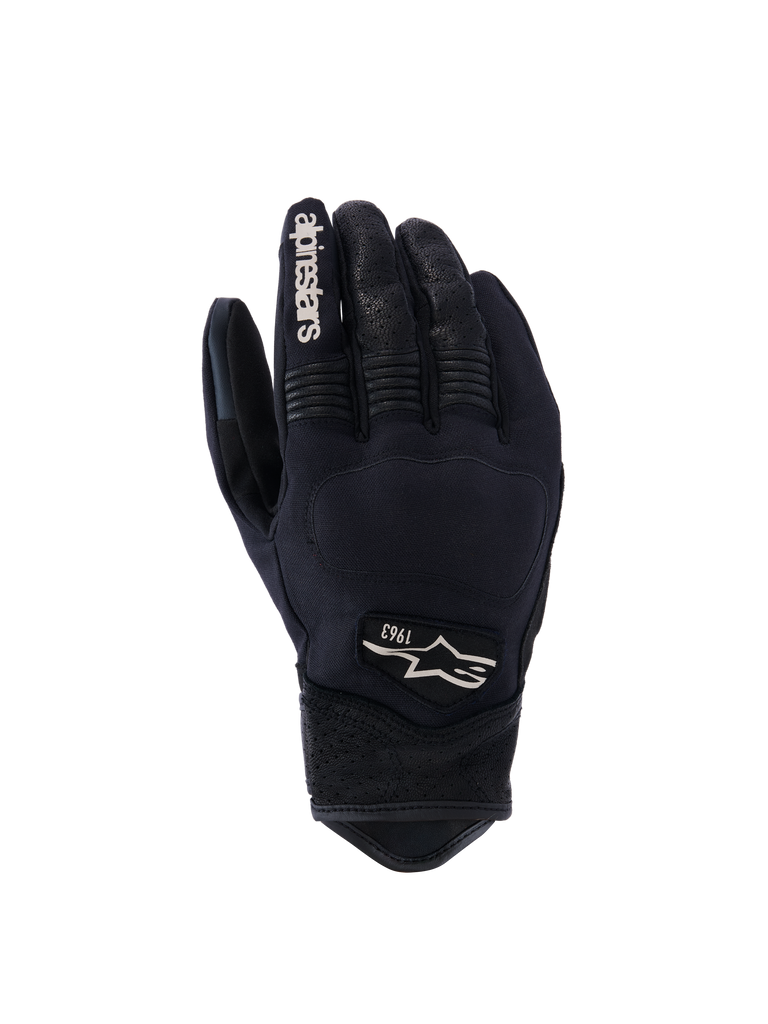 Alpinestars Tracker Gloves, gants de moto noirs avec logo blanc 1963, jointures renforcées, coutures détaillées, zone du poignet texturée, design ajusté pour protection et flexibilité