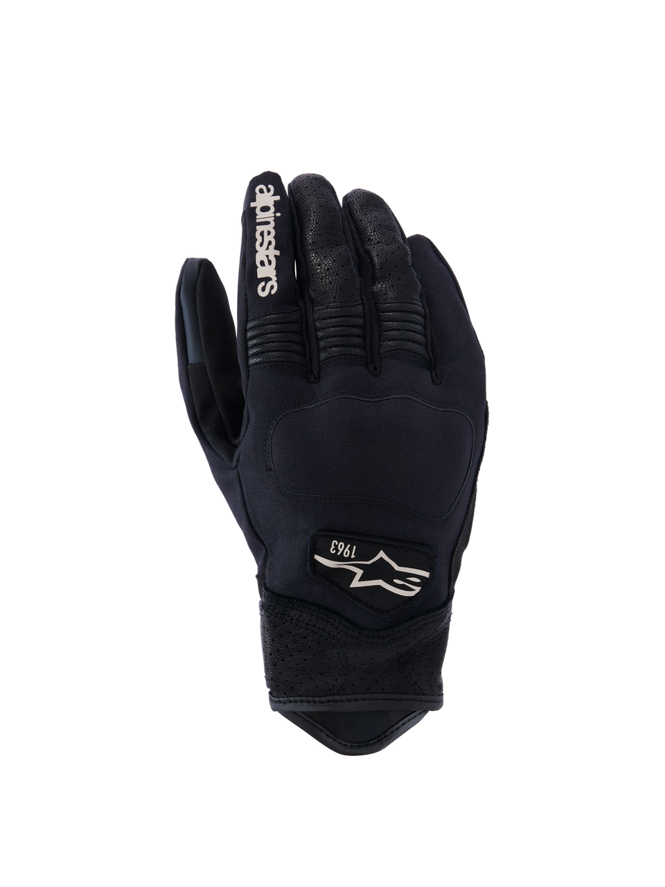 Gants Alpinestars Tracker, gants de moto noirs, vue du dos de la main montrant une construction en textile extensible, détails en cuir perforé sur les doigts et le poignet, marquage blanc sur l'index, logo Alpinestars avec 1963 au dos, zone des articulations rembourrée, design urbain à manchette courte