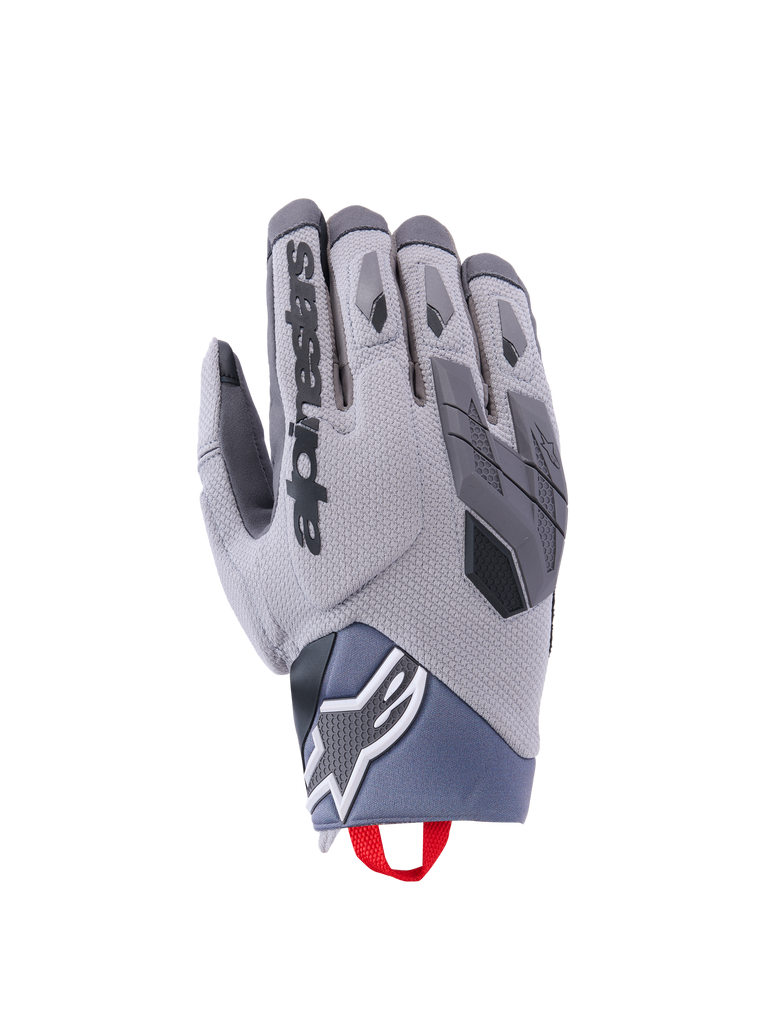Alpinestars Durack Gloves, gants de moto tout-terrain, gris avec accents noirs, construction textile texturée, logo noir sur l'index, zone de paume renforcée, languette rouge au poignet, design moderne pour protection et adhérence
