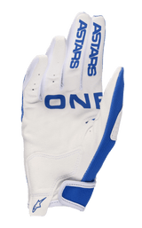 Gants Alpinestars Radar 2023, gants de motocross, bleu Ucla et blanc, vue de la paume en daim synthétique blanc avec accents bleus, marquage ASTARS sur les doigts, paume perforée pour la respirabilité et sangle velcro au poignet.