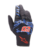 Gants Alpinestars FQ20 Copper, gants de moto urbains, noirs avec graphismes bleus et accents rouge vif, arborant le numéro 20 rouge à cornes et l'inscription « El Diablo » sur l'index, fabrication en tissu mesh avec manchette courte