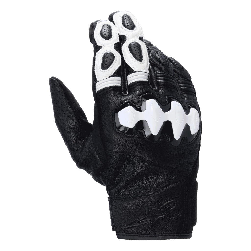 Gants Alpinestars Celer V3, gants de moto à manchette courte, noir et blanc, avec protection de phalanges rigide segmentée blanche, construction en cuir de chèvre perforé, accents blancs sur les doigts et logo embossé sur le poignet