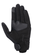 Alpinestars Honda Copper Glove, Noir, vue de la paume d'un gant de moto urbain avec construction en daim synthétique, paume renforcée, bout de doigt compatible avec les écrans tactiles et fermeture par crochet et boucle au poignet.