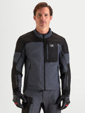 Alpinestars Veste Arenis Gore-Tex, veste de moto adventure pour homme noire et gris foncé, vue de face sur un modèle portant un équipement et des gants assortis