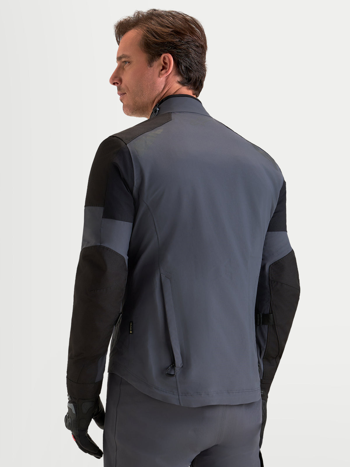 Alpinestars Arenis Gore-Tex Veste, veste de moto adventure pour homme en noir et gris foncé, vue de dos montrant la construction textile étanche et le col ergonomique