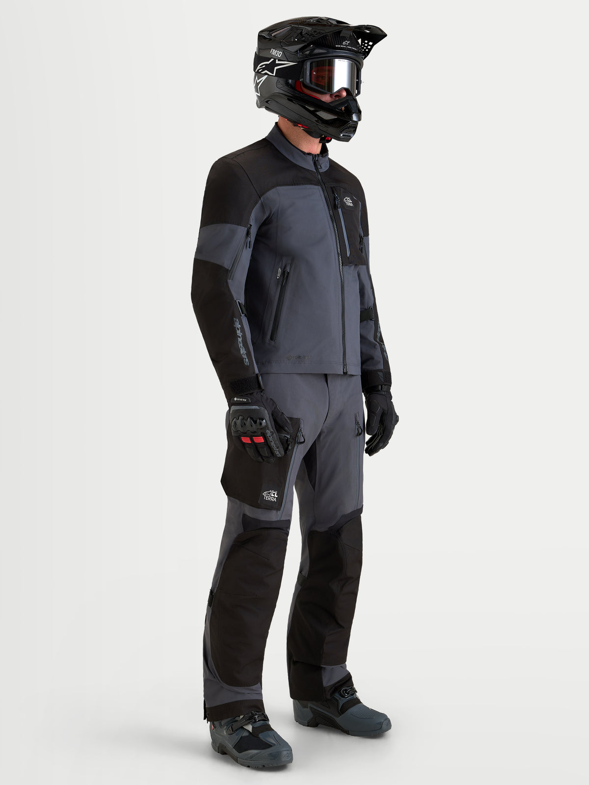 Veste Arenis Gore Tex d'Alpinestars, veste de moto adventure pour homme en noir et gris foncé, vue de profil latéral montrant la construction textile imperméable, le col ergonomique et l'équipement de protection