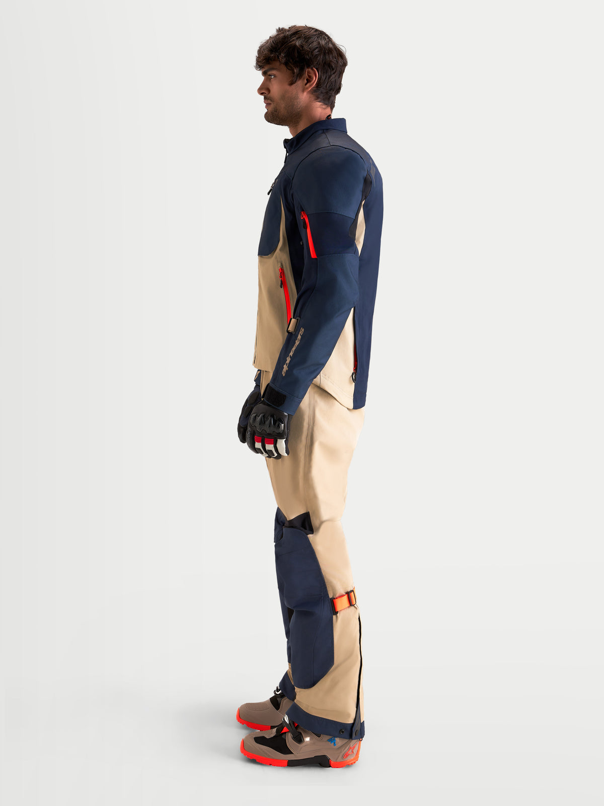 Alpinestars Veste Arenis Gore-Tex, veste de moto adventure pour homme en bleu marine et aluminium, vue de profil latéral montrant la construction textile imperméable, les zips de ventilation et les protections CE