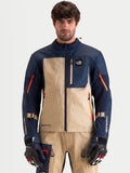 Alpinestars Arenis Gore-Tex Veste, veste de moto adventure pour homme en bleu marine et aluminium, vue de face sur un modèle portant des gants et une tenue assortis, construction étanche