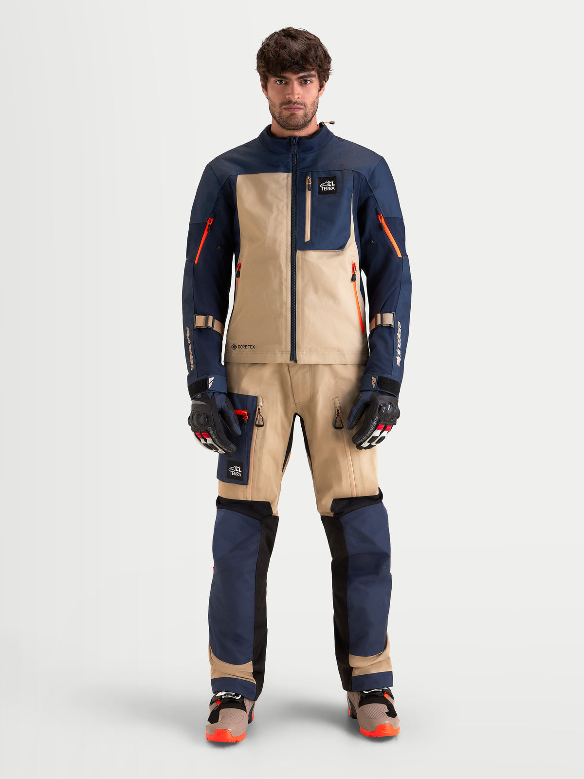 Alpinestars Arenis Gore-Tex Veste, veste de moto adventure pour homme en bleu marine et aluminium, vue de face montrant la construction textile imperméable avec la technologie Gore-Tex et l'équipement de protection porté