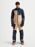 Tenue complète Alpinestars Arenis Gore-Tex, veste et pantalon de moto adventure pour homme en bleu marine et aluminium, vue de face sur un modèle portant des vêtements techniques assortis et des gants