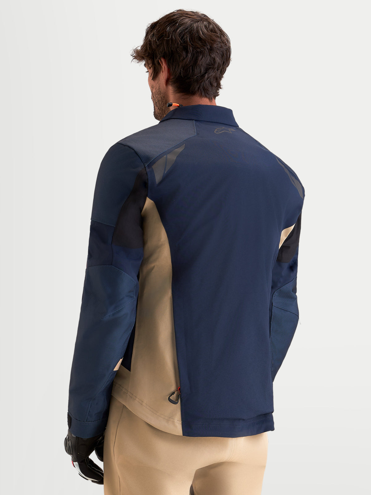 Alpinestars Arenis Gore-Tex Veste, veste de moto adventure pour homme en bleu nuit et beige, vue de dos montrant la construction textile imperméable et les détails réfléchissants