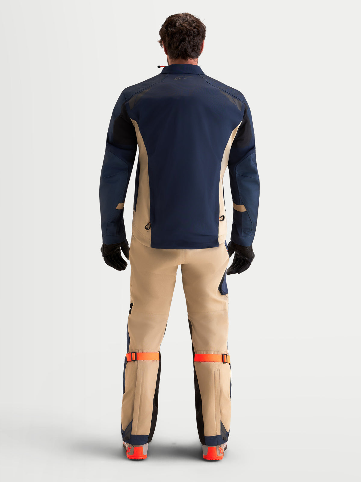 Alpinestars Arenis Gore Tex Veste, veste de moto adventure pour homme en bleu marine et aluminium, vue de dos montrant la construction textile imperméable et les manches articulées portées sur un modèle