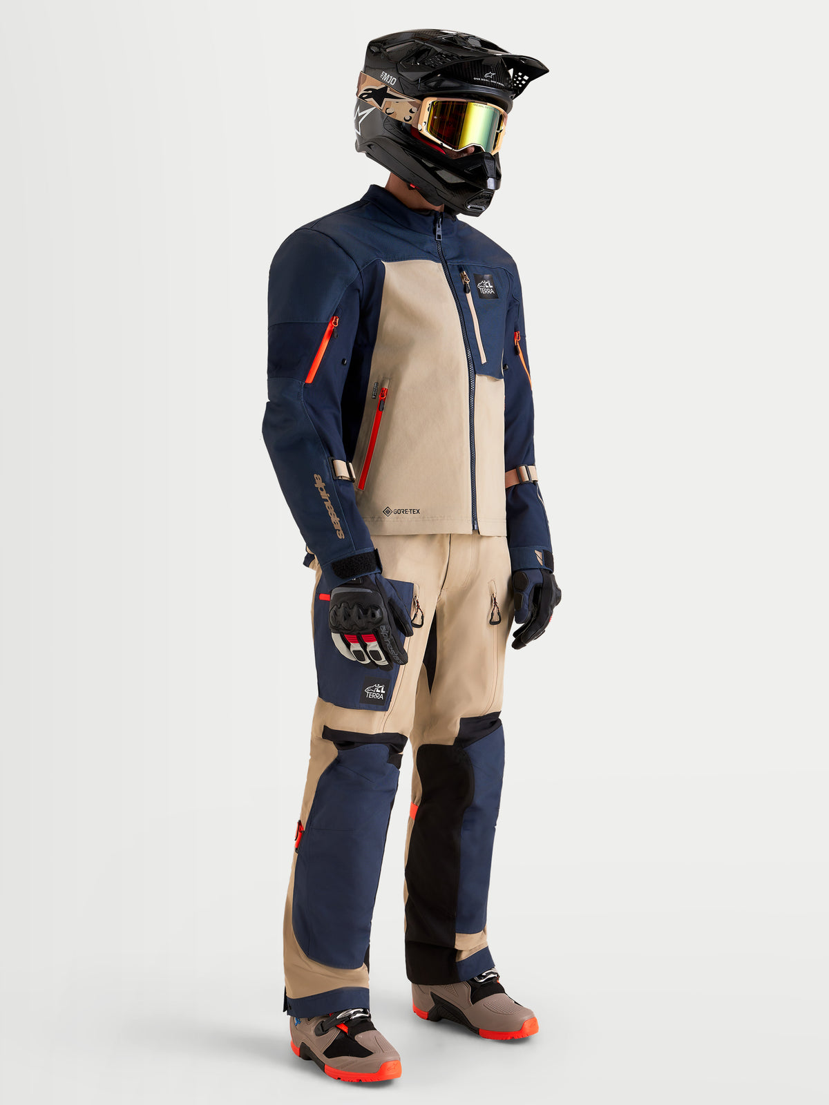 Alpinestars Arenis Gore-Tex Veste, veste de moto adventure pour homme en bleu marine et aluminium, portée par un pilote en équipement complet assorti avec casque, masque et gants