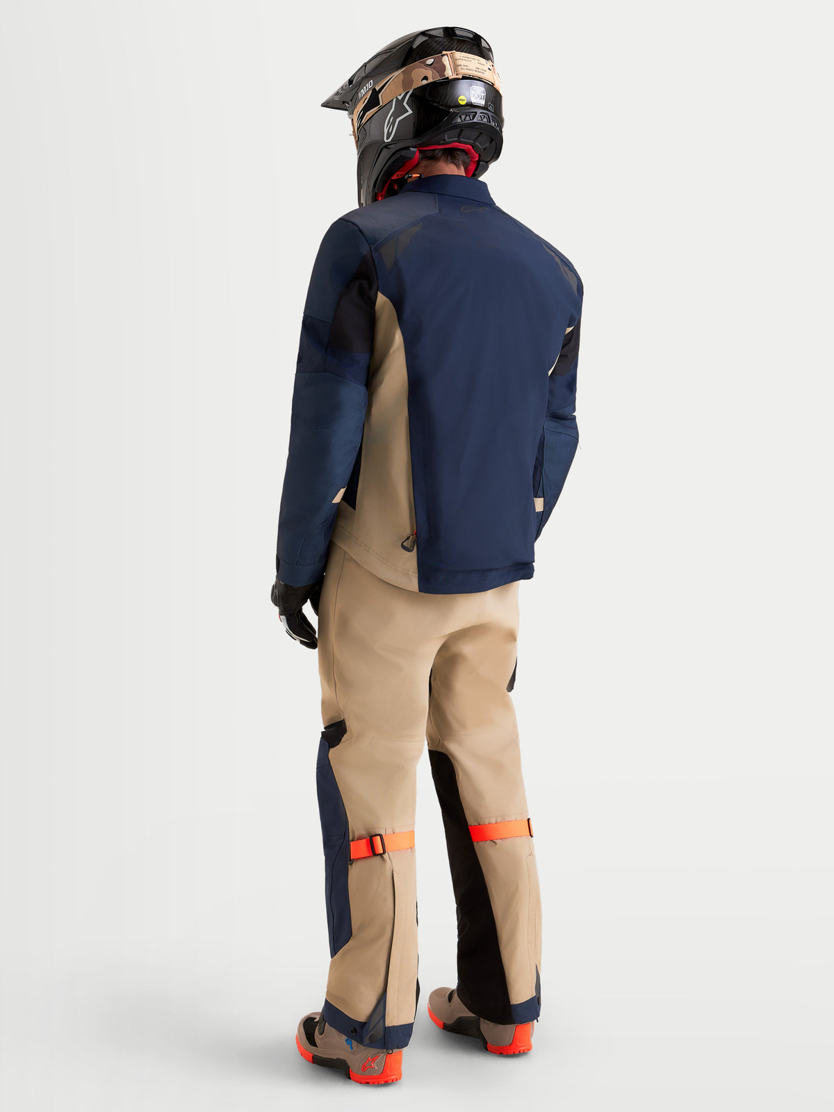 Alpinestars Arenis Gore-Tex Veste, veste de moto adventure pour homme, bleu marine et beige, vue de dos sur un modèle portant un casque