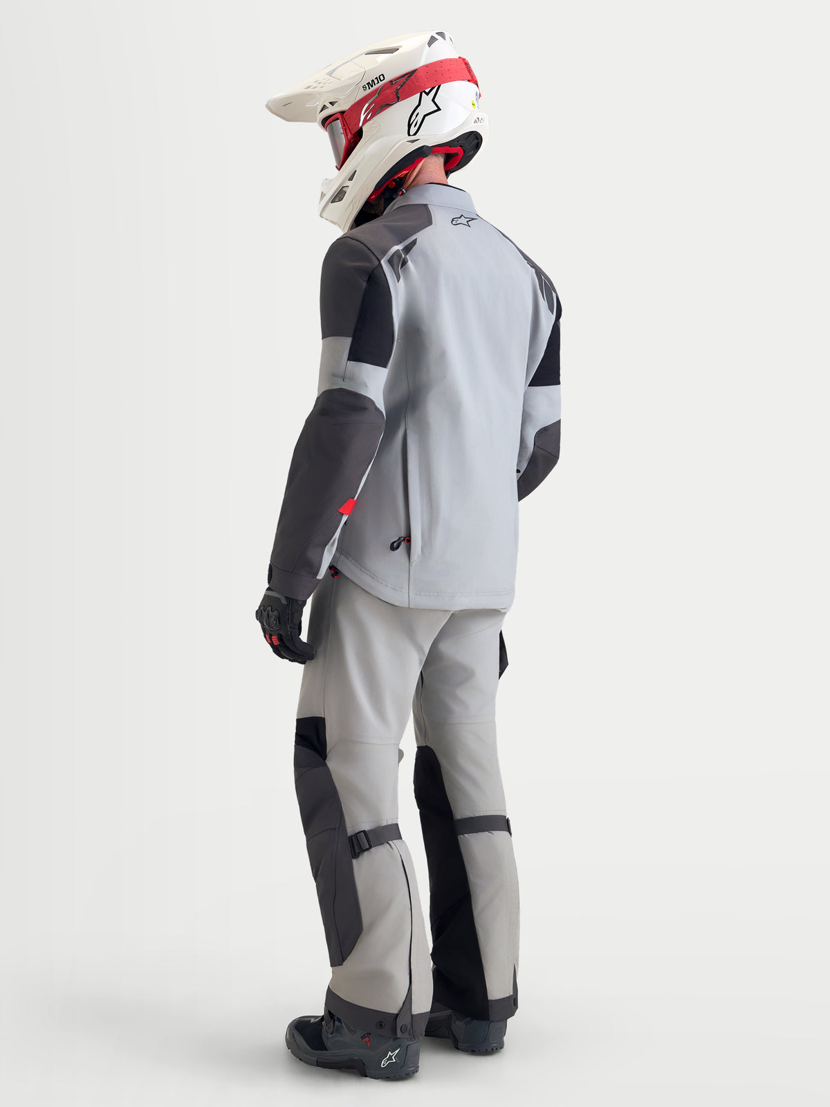 Alpinestars Arenis Gore-Tex Veste, veste de moto adventure pour homme gris moyen, gris foncé et noir, vue de dos montrant la construction en textile imperméable et le pantalon assorti