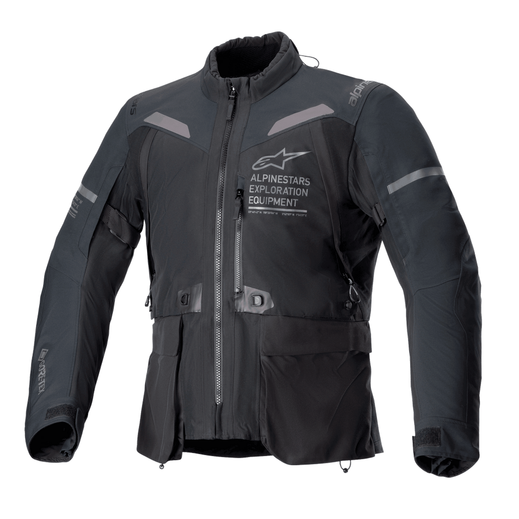 Veste Alpinestars ST-7 2L GORE-TEX, veste de moto noire et gris foncé, vue de face avec de grandes poches cargo, des détails réfléchissants sur les épaules et le logo Alpinestars Exploration Equipment sur la poitrine, équipement de touring d'aventure imperméable