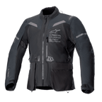 Veste Alpinestars ST-7 2L GORE-TEX, veste de moto noire et gris foncé, vue de face avec de grandes poches cargo, des détails réfléchissants sur les épaules et le logo Alpinestars Exploration Equipment sur la poitrine, équipement de touring d'aventure imperméable