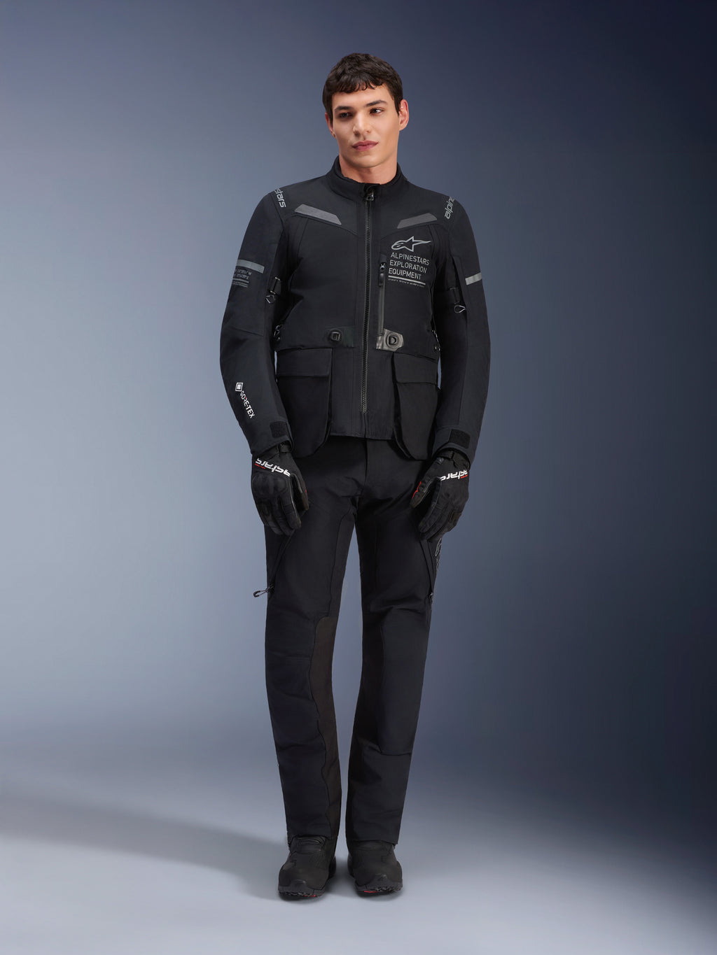 Pantalon Alpinestars ST-7 2L GORE-TEX, pantalon de moto touring noir, imperméable et respirant, vue d'ensemble porté avec la veste assortie, construction technique haut de gamme pour le touring d'aventure