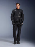 Pantalon Alpinestars ST-7 2L GORE-TEX, pantalon de moto touring noir, imperméable et respirant, vue d'ensemble porté avec la veste assortie, construction technique haut de gamme pour le touring d'aventure