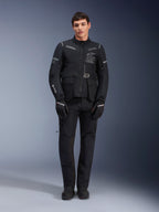 Pantalon Alpinestars ST-7 2L GORE-TEX, pantalon de moto touring noir, imperméable et respirant, vue d'ensemble porté avec la veste assortie, construction technique haut de gamme pour le touring d'aventure