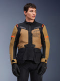 Veste Alpinestars ST-7 2L GORE-TEX, veste de moto touring aventure, marron Gobi et noir avec accents orange, portée par un mannequin homme, logo Exploration Equipment et technologie GORE-TEX, équipement imperméable et résistant