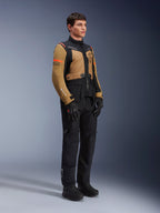 Veste Alpinestars ST-7 2L GORE-TEX, veste de moto, Brun Gobi et noir, portée par un mannequin avec un pantalon et des gants noirs assortis, avec des panneaux marron sur la poitrine et les manches, des accents techniques noirs et un logo orange, équipement de moto d'aventure-tourisme.