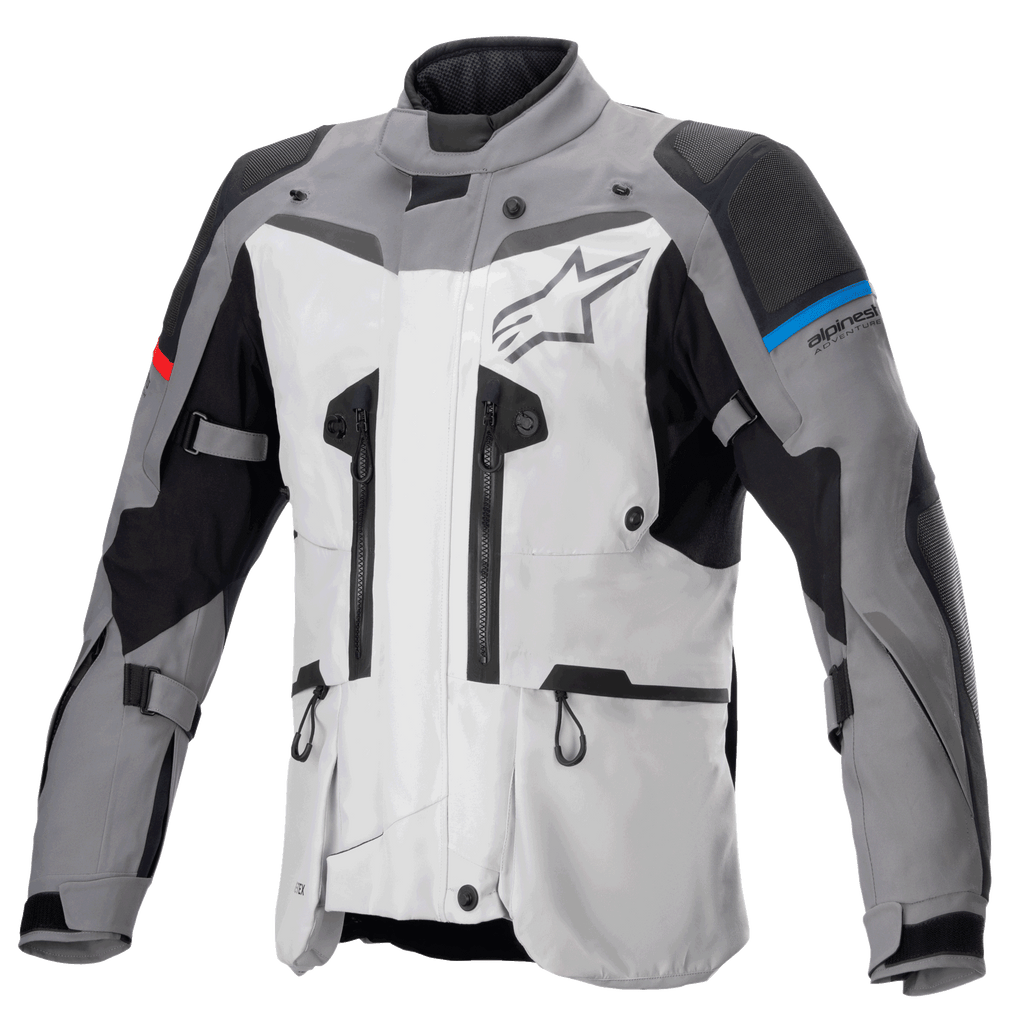 Veste Alpinestars Boulder GORE-TEX, veste de moto adventure touring, gris foncé et gris glacier, dotée de multiples fermetures éclair de ventilation, panneaux renforcés aux épaules et aux coudes avec des accents bleus et rouges, grand logo Alpinestars sur la poitrine, équipement technique imperméable haute performance