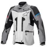 Veste Alpinestars Boulder GORE-TEX, veste de moto adventure touring, gris foncé et gris glacier, dotée de multiples fermetures éclair de ventilation, panneaux renforcés aux épaules et aux coudes avec des accents bleus et rouges, grand logo Alpinestars sur la poitrine, équipement technique imperméable haute performance