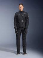Veste Alpinestars Stella ST-7 2L GORE-TEX, veste de moto touring pour femme, noir et gris foncé, portée avec un pantalon et des gants assortis, dotée d'une coque laminée imperméable, d'accents réfléchissants et d'un design ergonomique pour l'aventure