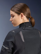 Veste Alpinestars Stella ST-7 2L GORE-TEX pour femme, veste de moto, noire, vue latérale arrière montrant la fermeture de col ajustable avec cordon, détails réfléchissants sur l'épaule et marquage Tech-Air Ready, design fonctionnel pour le touring d'aventure