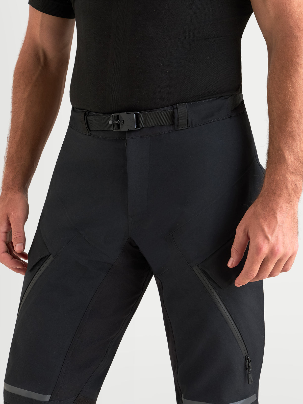 Alpinestars St-7 V2 2L Gore-Tex Pants Short, pantalon de moto adventure noir pour homme, vue rapprochée de la taille et de la ceinture intégrée sur un modèle