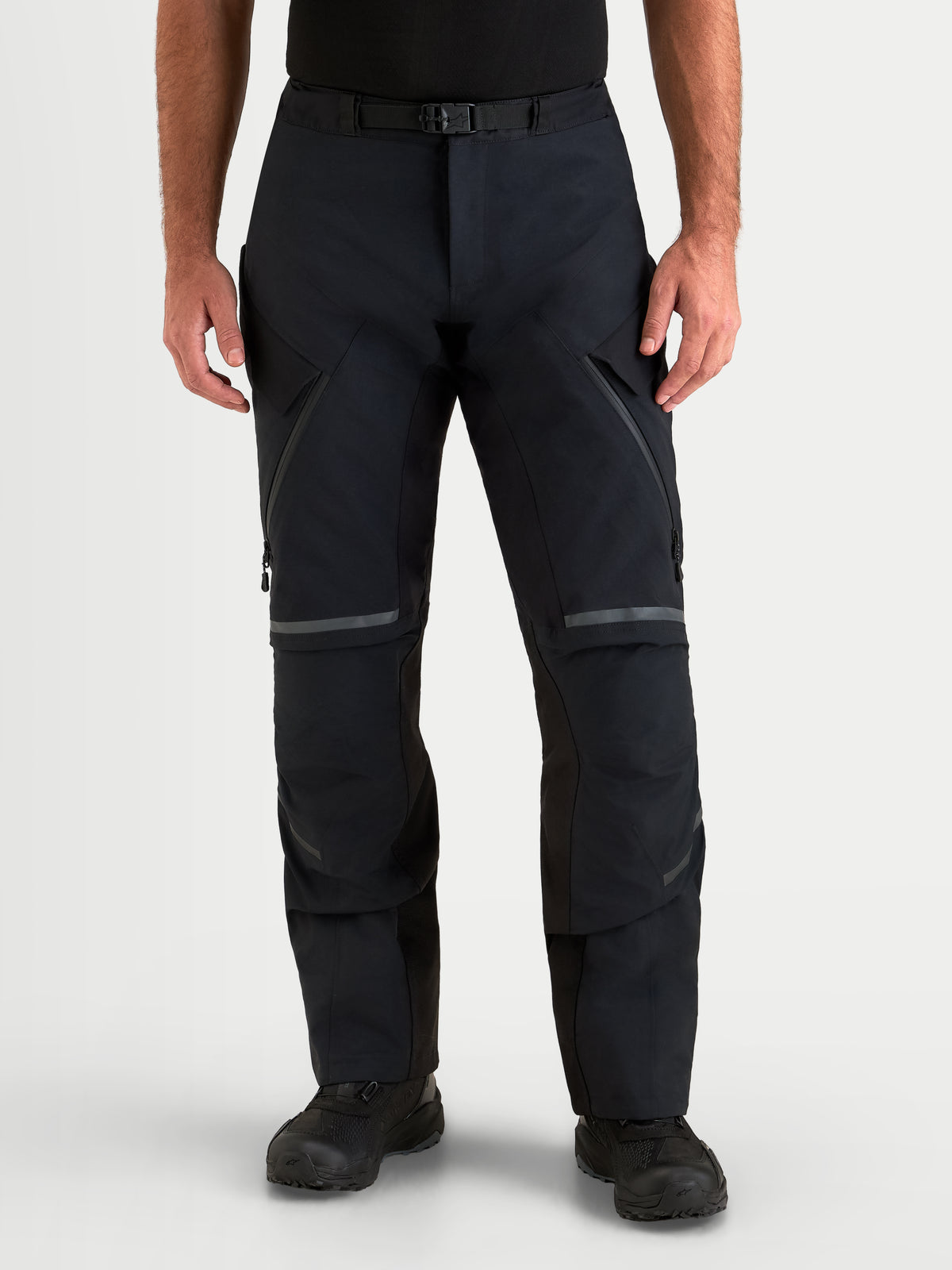 Alpinestars ST-7 V2 2L GORE-TEX Pants Short, pantalon de moto adventure pour homme noir, vue de face sur un modèle portant un équipement de protection imperméable