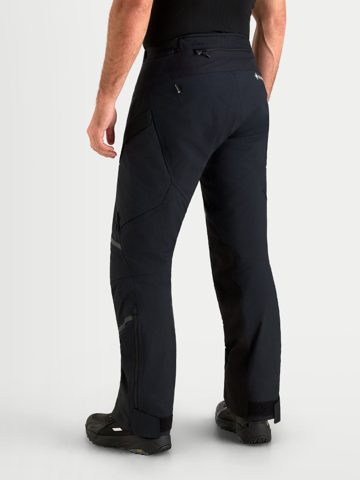 Alpinestars Pantalon St-7 V2 2L Gore-Tex Short, pantalon de moto adventure pour homme noir, vue de dos sur un modèle montrant la construction en textile imperméable et la coupe courte