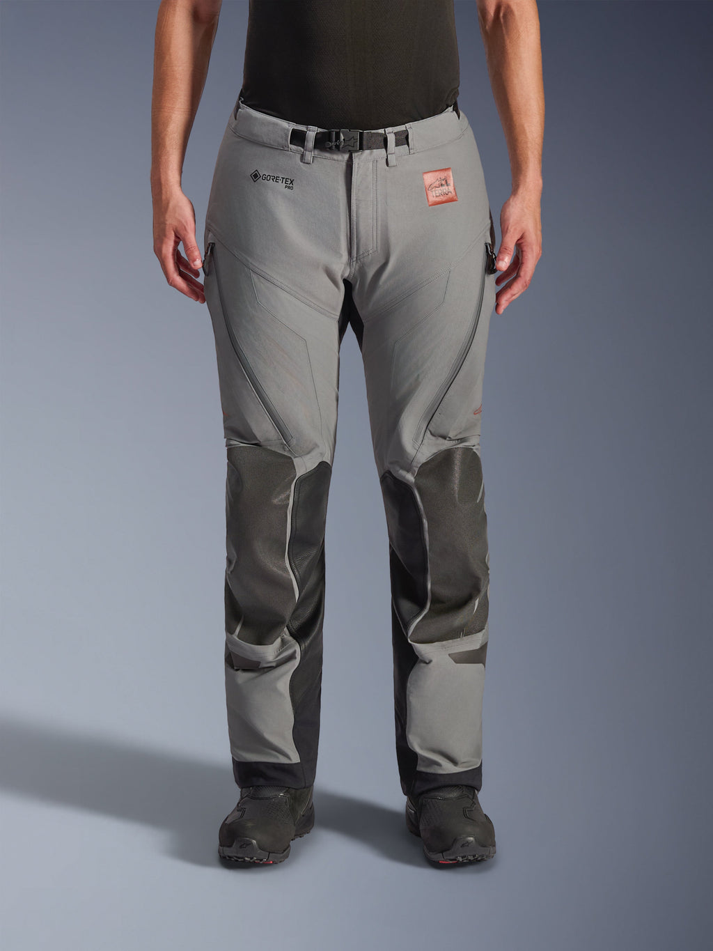 Alpinestars Nazca 3L GORE-TEX PRO Pants, pantalon technique de moto d'aventure, gris avec renforts noirs aux genoux et aux tibias, vue de face, logo GORE-TEX, ventilations zippées aux cuisses et ceinture réglable
