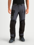 Alpinestars Pantalon Arenis Gore-Tex, pantalon de moto adventure pour homme noir et gris foncé, vue de face sur un modèle portant un équipement de moto imperméable avec poches cargo et aérations aux cuisses