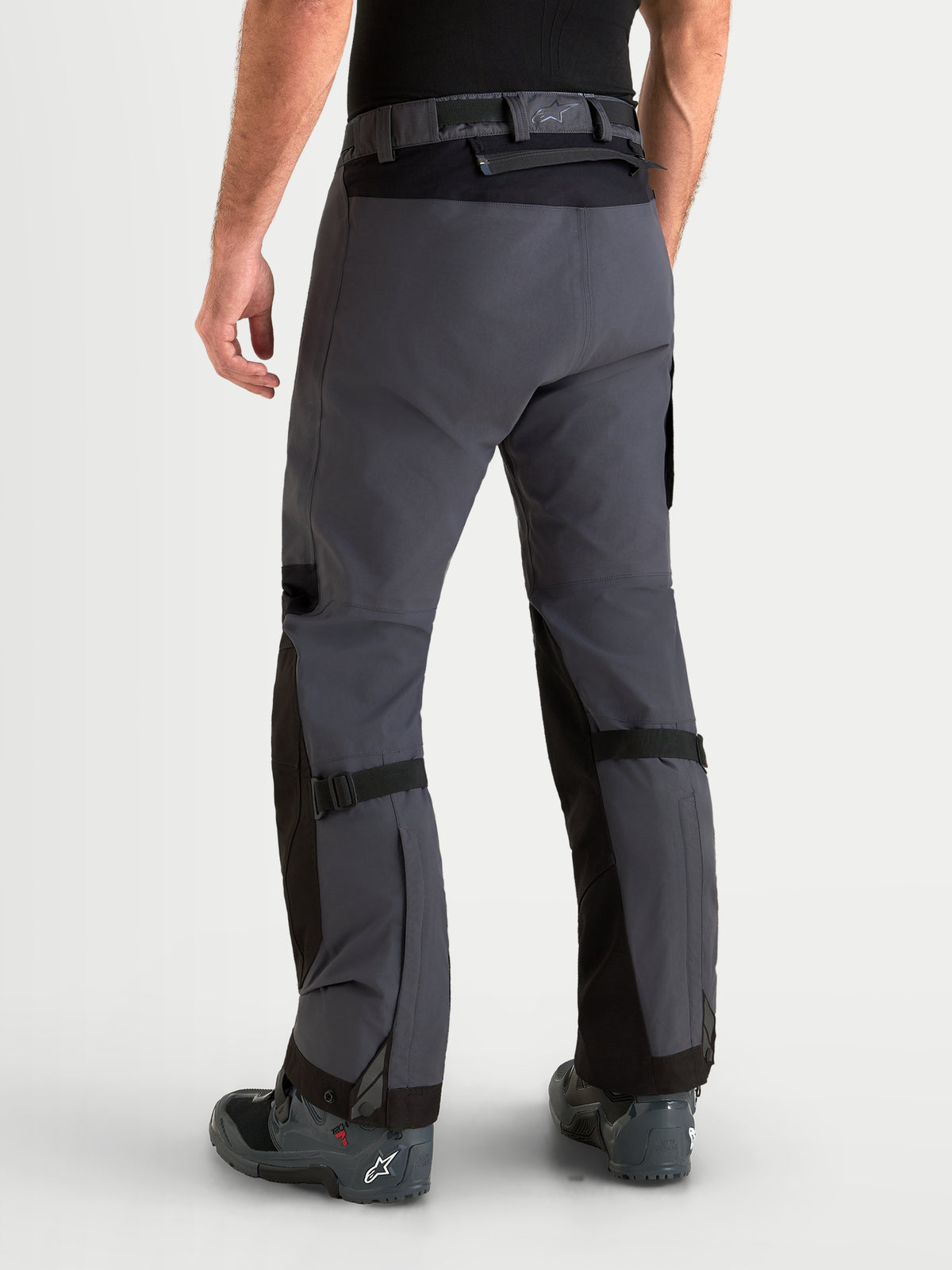 Alpinestars Arenis Gore-Tex Pantalons, pantalon de moto adventure pour homme, noir et gris foncé, vue de dos sur un modèle montrant la construction en textile imperméable et la fermeture à la taille