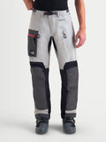 Alpinestars Arenis Gore-Tex Pantalons, pantalon de moto adventure pour homme en gris moyen, gris foncé et noir, vue de face sur un modèle portant un équipement en textile imperméable avec poches sur les cuisses et zips de ventilation