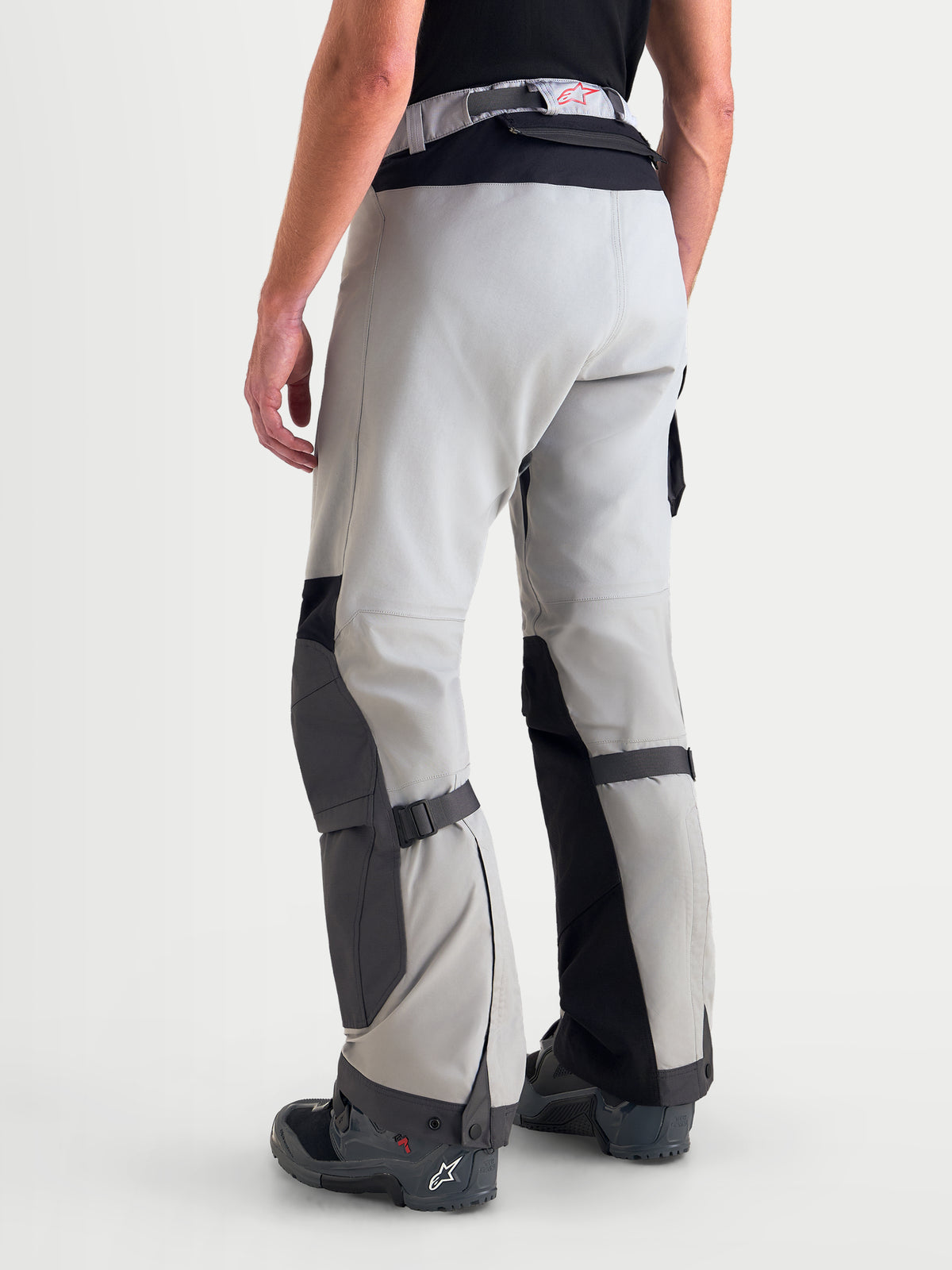 Alpinestars Arenis Gore-Tex Pantalons, pantalon de moto adventure pour homme gris et noir, vue de dos sur un modèle montrant la construction textile imperméable et les zones renforcées aux genoux