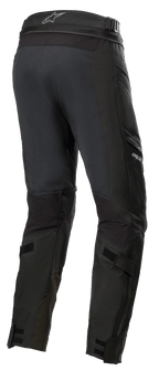 Pantalon Alpinestars Road Tech GORE-TEX Short, noir, vue arrière 3/4 avec fermeture éclair de connexion à la taille, sangles de mollet ajustables et renforts en nylon balistique, équipement de touring d'aventure imperméable