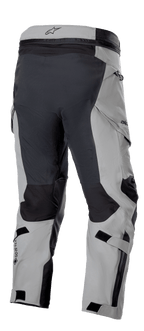 Pantalon Alpinestars Boulder 3L GORE-TEX, version courte, gris foncé et noir, vue arrière mettant en évidence les panneaux renforcés, le logo GORE-TEX, les sangles de réglage et le design ergonomique dérivé du motocross